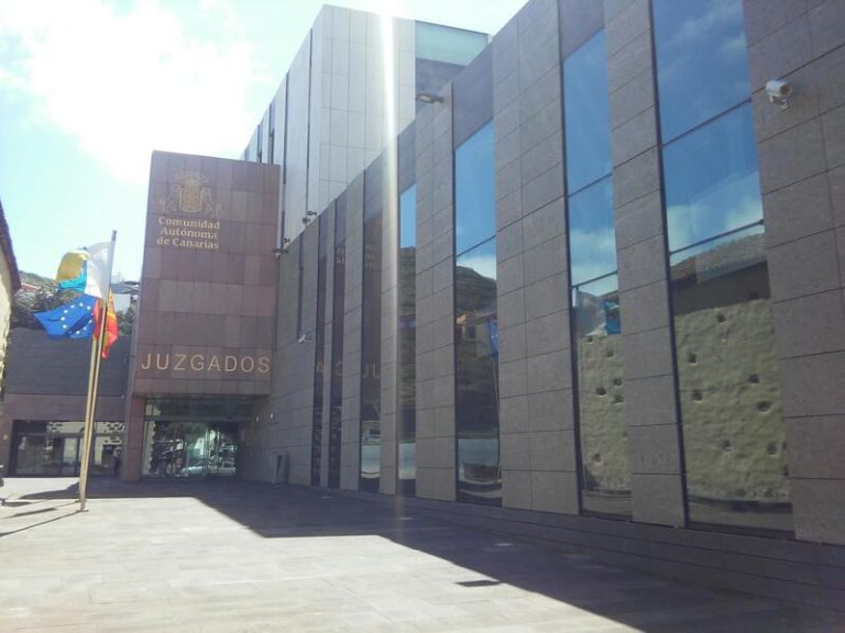 El detenido por el homicidio de su hermano y la grave lesión de su hermana en La Laguna ingresa en prisión sin fianza