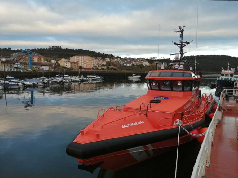 Salvamento Marítimo localiza una neumática con 58 migrantes en las aguas de Fuerteventura