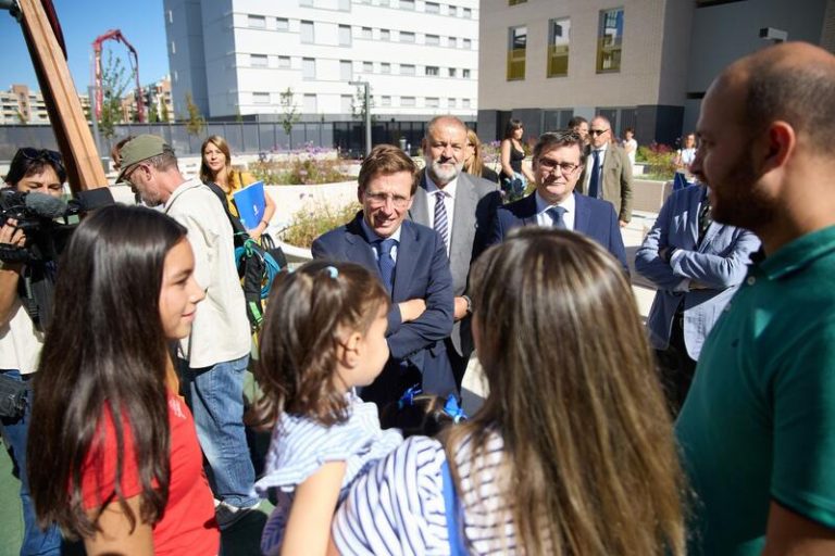 Almeida denuncia que el delegado gubernamental está interfiriendo en las actividades de Lobato en el PSOE