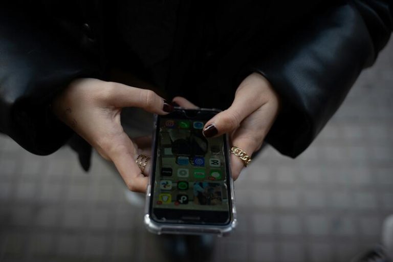 Cantabria celebra la prohibición de móviles en las aulas: una medida aplaudida que promete buenos resultados