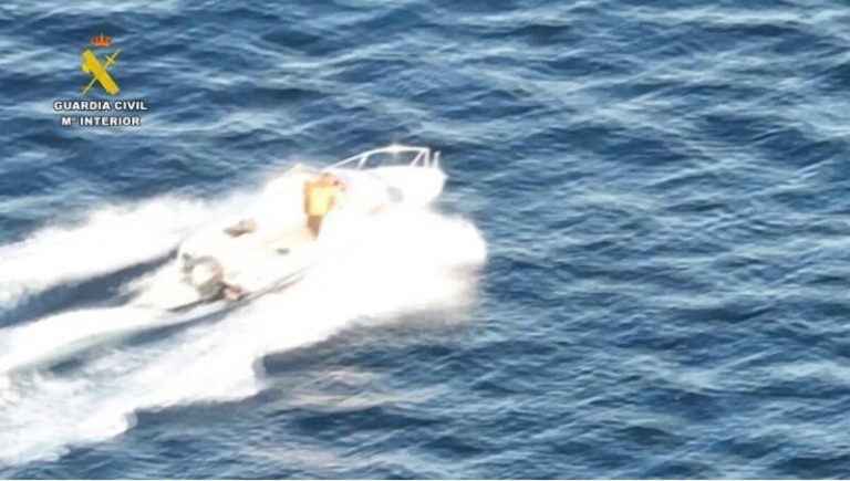 Migrantes alcanzan Melilla en embarcación náutica desde Marruecos y escapan al llegar a tierra