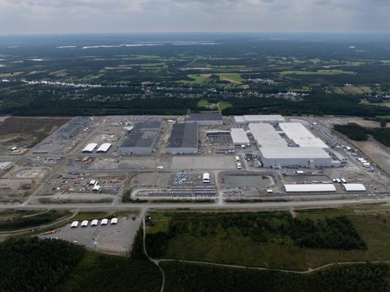 Northvolt anuncia la paralización de parte de su producción y despidos ante la crisis de eléctricos