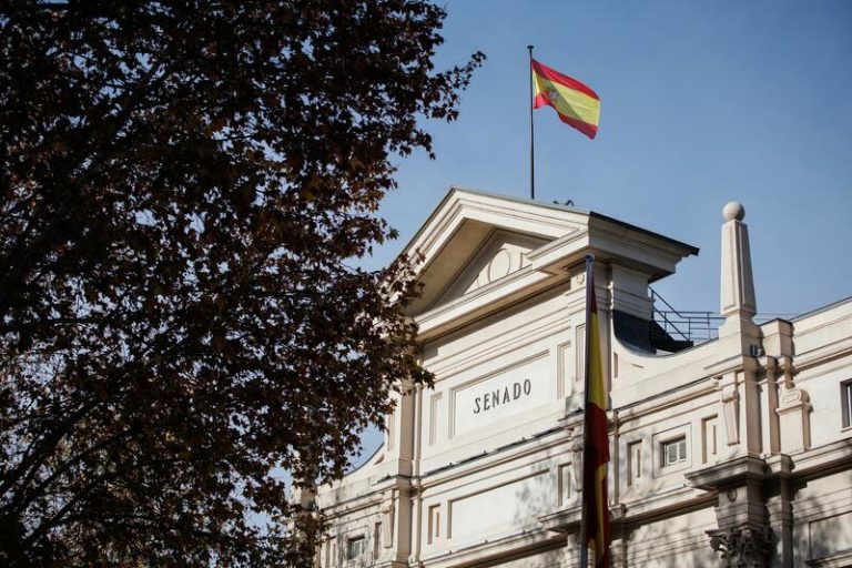 El Senado exige al Gobierno entrega de 200 euros por estudiante al arrancar el curso