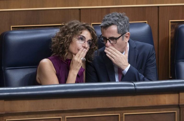 El Gobierno aleja el pacto migratorio con el PP tras el acuerdo entre Feijóo y Clavijo, que ve lleno de 
