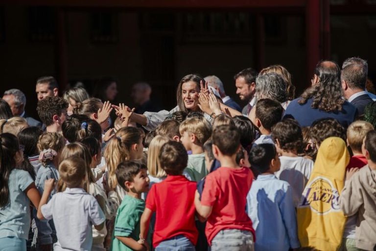 La reina visita el colegio Maestra Plácida de Azuqueca