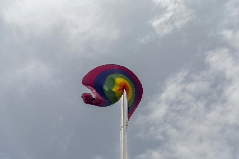 La mitad de las personas LGTBI no se visibilizan totalmente en el trabajo, según un estudio