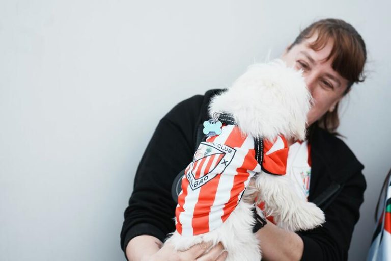 PACMA quiere que se fomente la adopción de perros en los partidos de fútbol