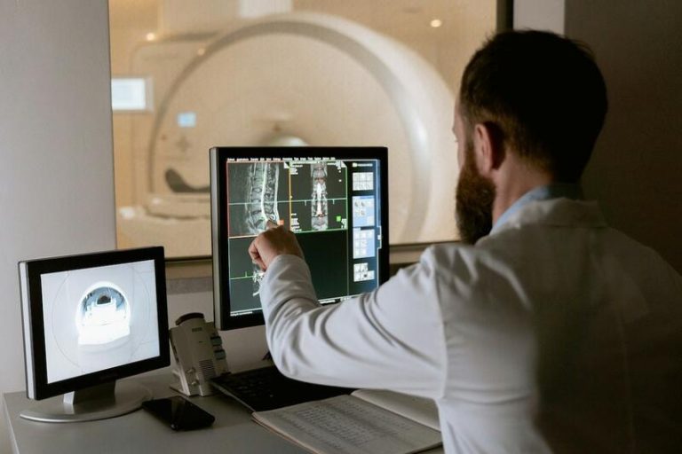 Fenin sugiere implantar modelos de compra pública de tecnología sanitaria basados en valor para mejorar el SNS