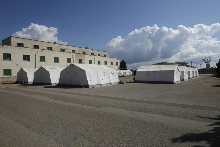 Gobierno de Baleares: instalar tiendas en Son Tous está prohibido sin permiso de Defensa.