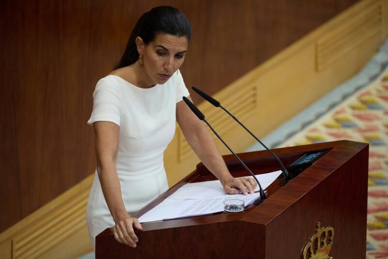 Indignación de Ayuso: Vox se enfoca en la Cruz del Valle mientras se aleja de los valores católicos con su actitud hacia los inmigrantes