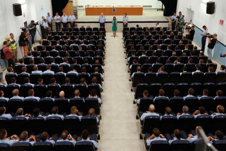 La AGA acoge el novedoso sistema de formación en vuelo 'Pilatus' que Robles analiza