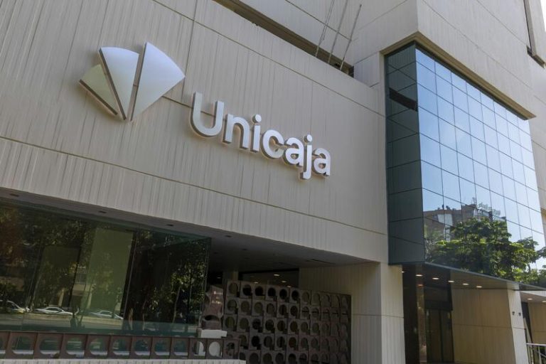Unicaja premia a sus clientes con tarjetas de 250 euros por compras a partir de 5 euros