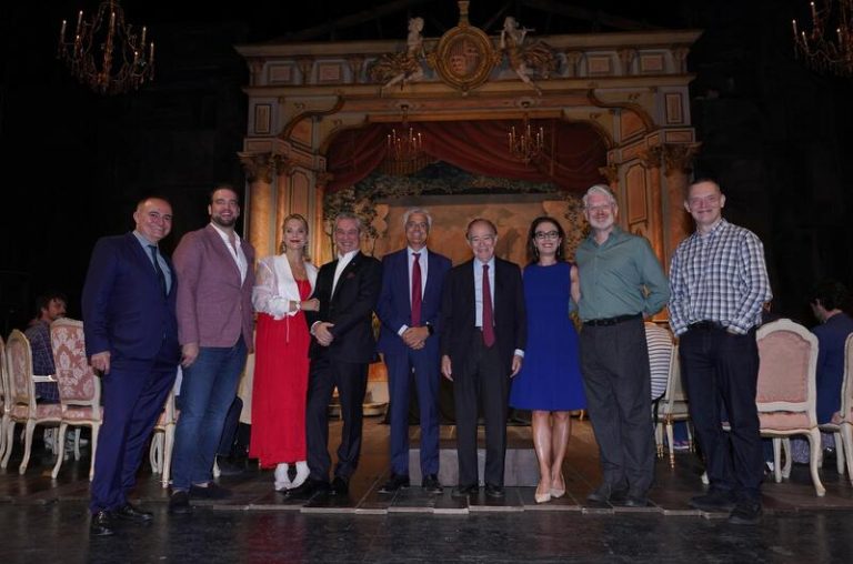 Los Reyes dan comienzo a la temporada del Teatro Real con 'Adriana Lecouvreur' y su homenaje al teatro