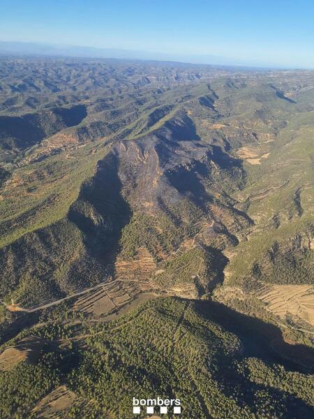 Los Bombers siguen trabajando en el perímetro del incendio estabilizado de Cabacés