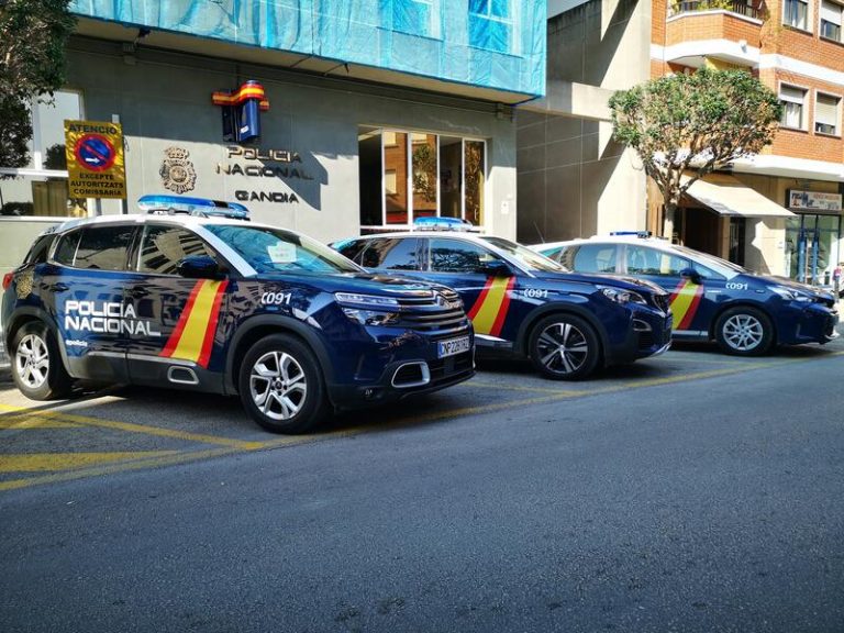 Dos detenidos por robar al descuido un anillo de oro de 3.000 euros en una joyería de Gandia
