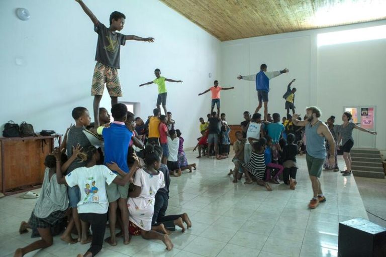 Un total de 160 menores de barrios desfavorecidos estrenan la primera ópera solidaria en Madagascar