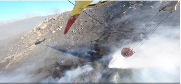 Una decena de medios aéreos lucha contra el fuego nivel 1 de La Tejera