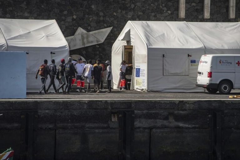 Un cayuco con 57 migrantes subsaharianos arriba por sus propios medios a la isla de El Hierro