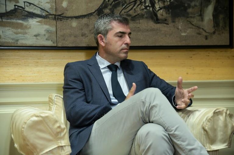 El vicepresidente de Canarias niega que se vaya a abandonar a ningún menor migrante no acompañado