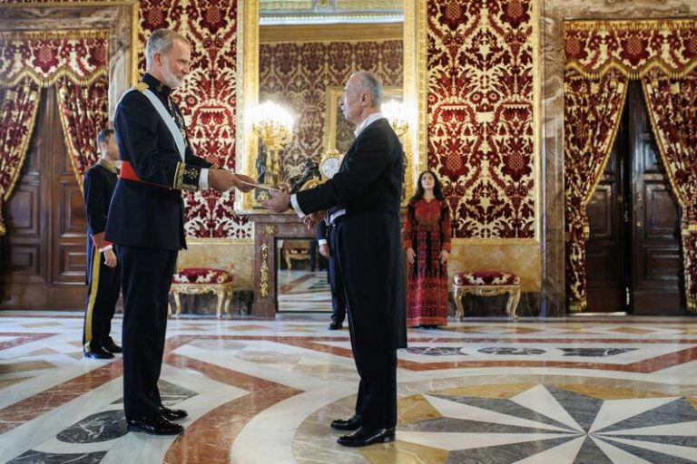 El Rey acepta las credenciales de seis diplomáticos, con el enviado palestino entre ellos