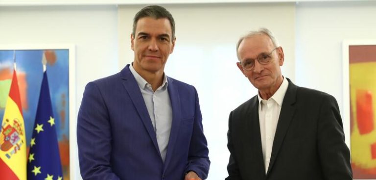 Antón Costas entrega al presidente Sánchez el informe del CES sobre la realidad socioeconómica y laboral de 2023