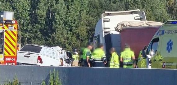 Mueren tres trabajadores de una empresa de Carballo al chocar con una camioneta en Carracedelo