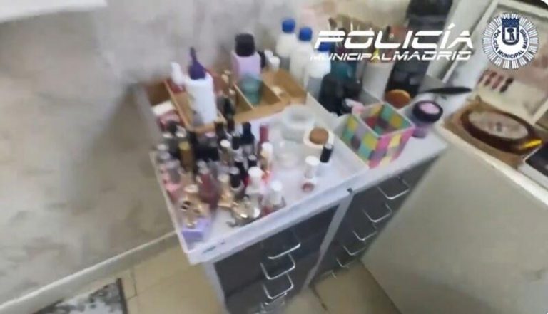 Intervienen toneladas de artículos tóxicos en un local de belleza de Usera