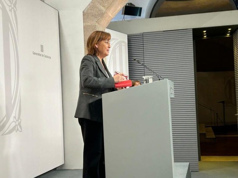 El Govern se compromete a hacer propuestas para mejorar el acceso de migrantes a cursos de catalán