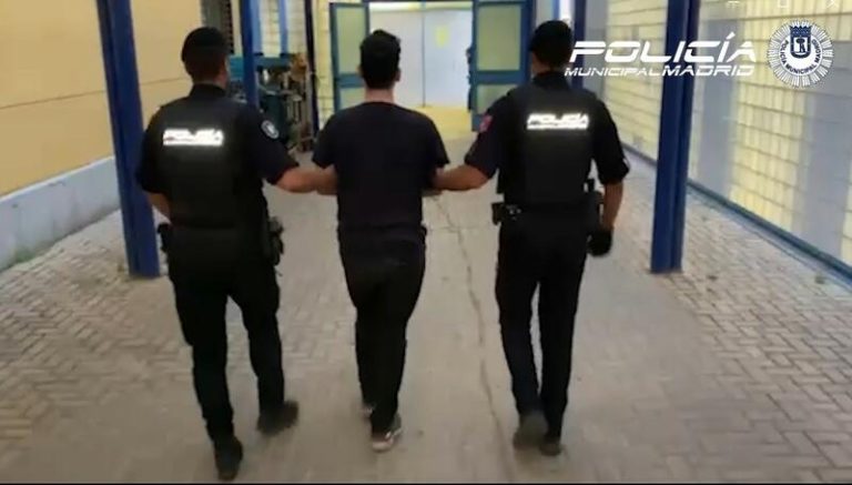 Apresan a un hombre con reseñas por pornografía infantil que llevaba en su coche a dos menores y muchos sedantes