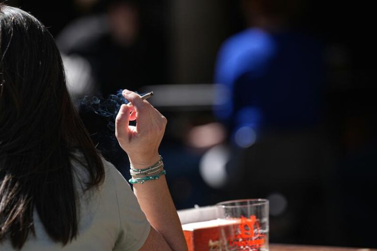 La Unión Europea busca expandir la restricción del tabaco y el vapeo a zonas al aire libre en España