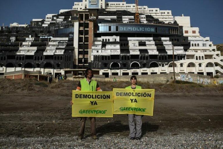 Greenpeace denuncia las acciones de Carboneras y advierte sobre la urbanización pendiente de El Algarrobico