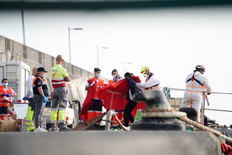 Interceptan un cayuco con 54 migrantes en aguas de Tenerife