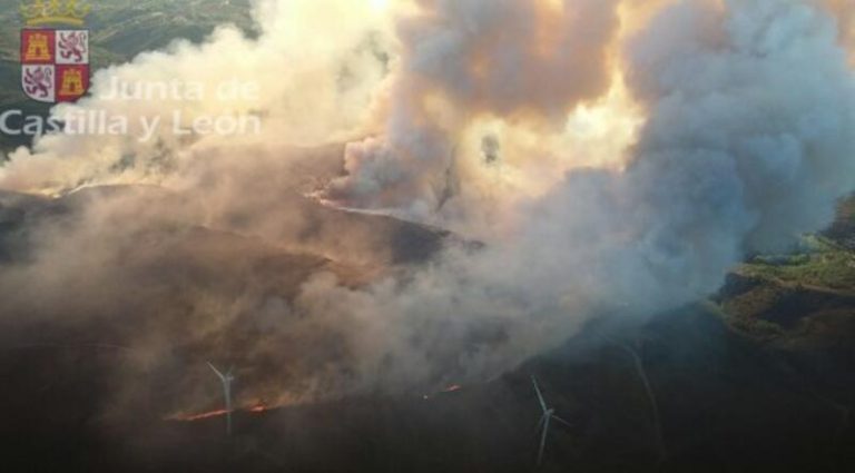 El perímetro del incendio de Brañuelas ya está bajo control