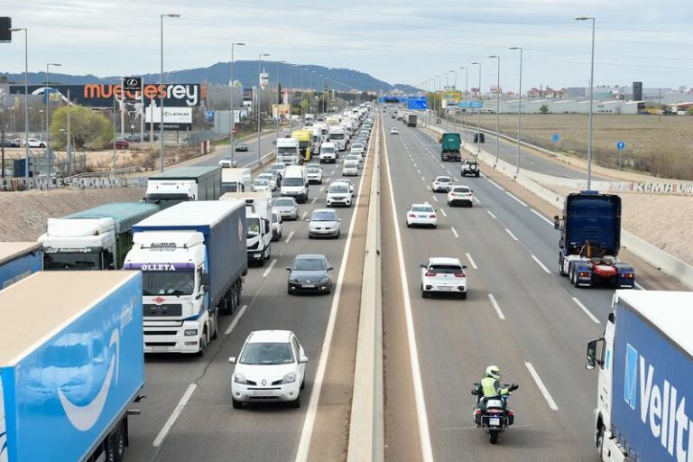 Exceso de velocidad y adelantamientos sin precaución: los hábitos arriesgados de los conductores en España