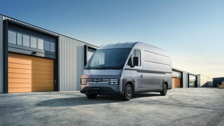 BYD presenta un vehículo comercial y un camión de carga portuaria y aeroportuaria 100% eléctricos