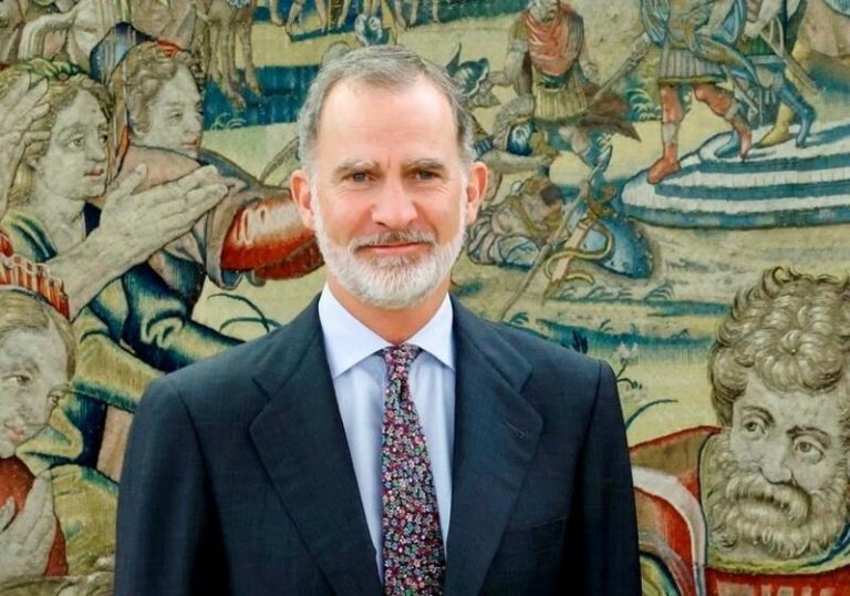 El Rey Felipe VI acepta la Medalla de Oro del Parlamento en Tenerife y recorre el casco antiguo de Las Palmas