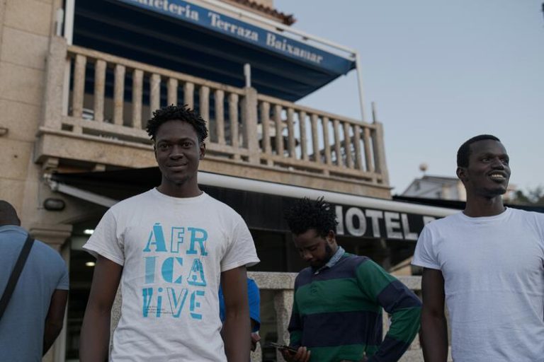Sanxenxo cederá espacios para favorecer la integración de 70 migrantes malienses