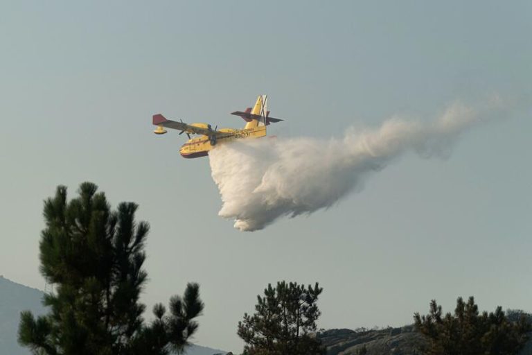 Alerta en A Gudiña: el incendio que se creía dominado resurge con virulencia, abrasando 240 hectáreas