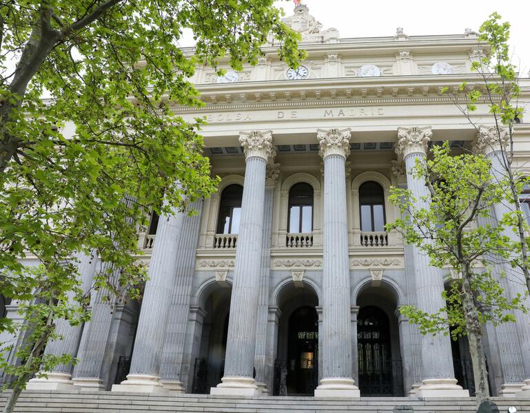 El Ibex 35 cae un 0,16% al cierre y pierde los 11.700 puntos, con toda la atención en la Fed