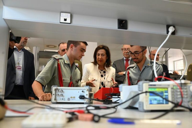 Robles da su apoyo a los soldados españoles en el Líbano, que mantienen la moral alta