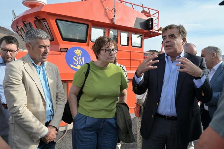 El vicepresidente de la Comisión Europea visita El Hierro para conocer la red de acogida migratoria en la isla