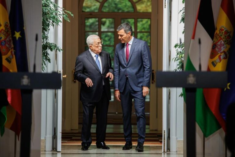 Sánchez y Abbas abogan por nueva cumbre de paz Israel-Palestina en Madrid