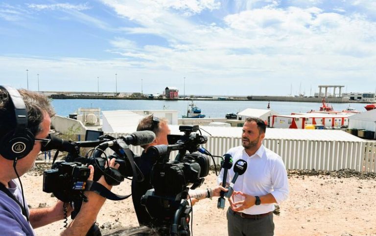 Arrecife pide desplazar el barco 'Esperanza del Mar' a Canarias y trasladar a los migrantes a Barcelona