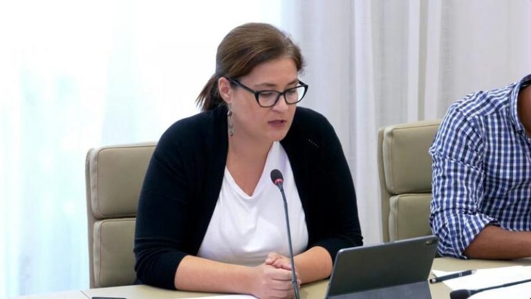 El Parlament pide al Govern una campaña de sensibilización entre adolescentes para advertir de los riesgos de Onlyfans