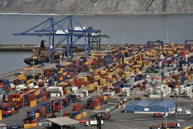 La economía mundial crecerá un 2,9% este año y el siguiente, dos décimas menos que en 2023, por EE.UU. y China