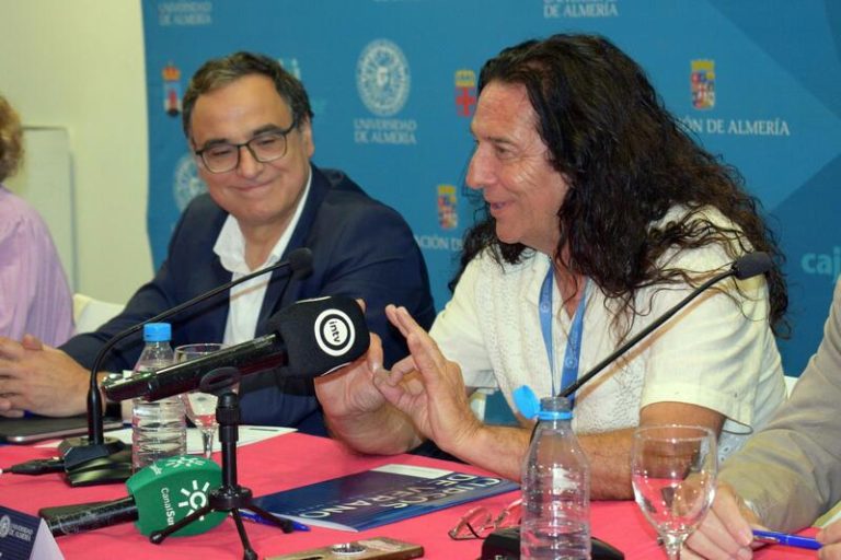 La Universidad de Almería premia a Tomatito y al exrector Carmelo Rodríguez con su Medalla de Oro
