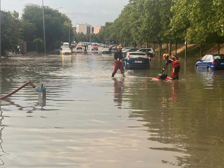 Los Bomberos de la Comunidad realizaron 140 salidas y los de Madrid 76 por afecciones de las lluvias