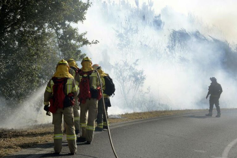 Los fuegos que devoraron más de 500 hectáreas en Galicia se apagan entre las lluvias generalizadas