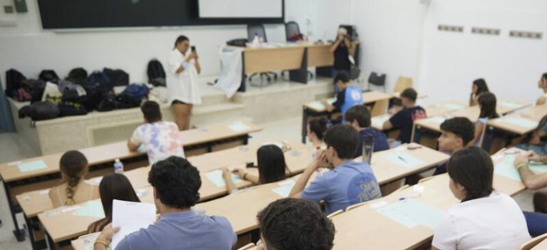 El Gobierno interviene para acabar con los fondos de universidades a compañías por prácticas