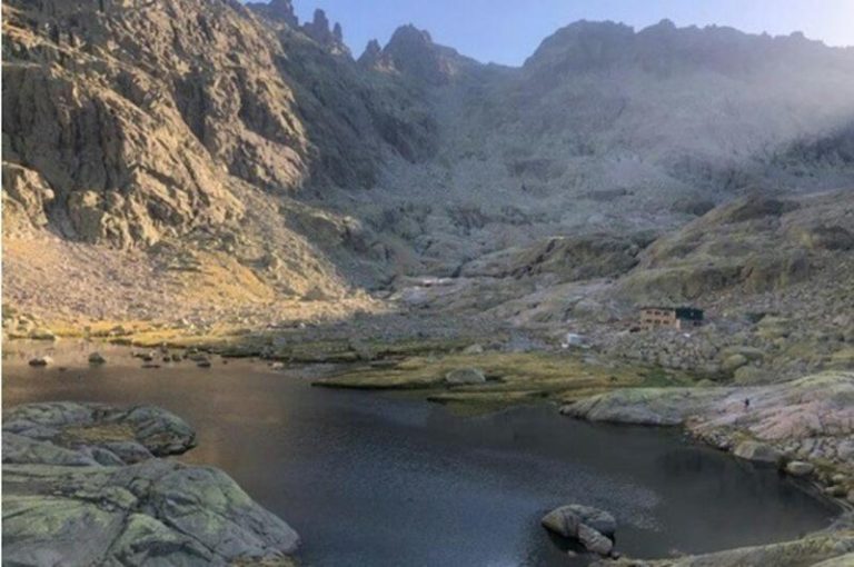 La increíble investigación de la URJC que arroja luz sobre los ecosistemas acuáticos de origen glaciar